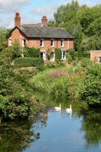 Why Cottages Are the Ultimate Weekend Retreat
